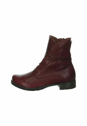 Botte de cheville en cuir bordeaux avec bout rond, lacets sur le devant et tige de hauteur intermédiaire ; présente une surface texturée et un petit talon noir.