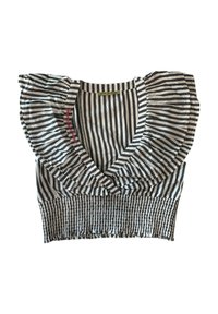 Top corto a righe bianco e nero con scollatura a V profonda, maniche a campana arricciate e arricciatura al punto vita per un effetto testurizzato.