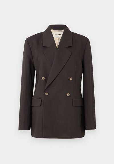 Blazer doppiopetto marrone scuro con rever a punte, due tasche frontali e fodera chiara. Realizzato in un tessuto liscio e strutturato.