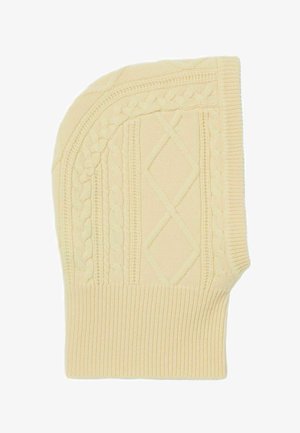 Pasamontañas de punto color crema con patrones de cables y diamantes, con un borde acanalado en la parte inferior.