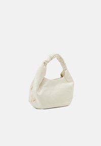 Bolso de mano sintético suave de color crema, con forma redondeada, cuerpo holgado y asa acolchada y fruncida. Diseño minimalista sin herrajes.