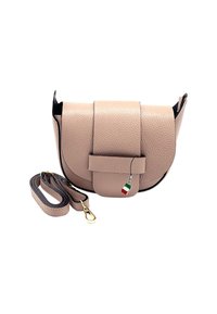 Leren schoudertas in lichtroze met een gestructureerde afwerking, voorzien van een opklapbare klep en een afneembare strap. Inclusief een klein Italiaanse vlag label.