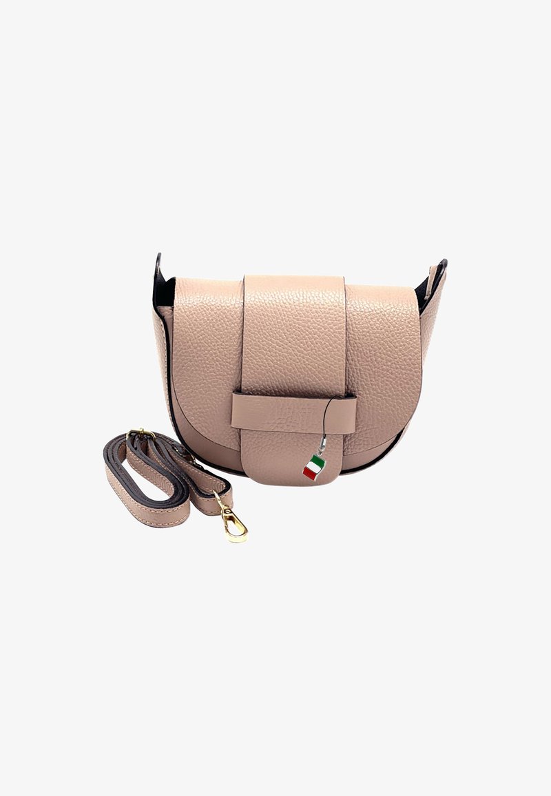 Leren schoudertas in lichtroze met een gestructureerde afwerking, voorzien van een opklapbare klep en een afneembare strap. Inclusief een klein Italiaanse vlag label.