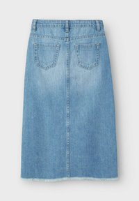 Jeansrock in Hellblau mit geradem Schnitt, Gesäßtaschen, Saum mit Fransen und einer zentralen Naht hinten.