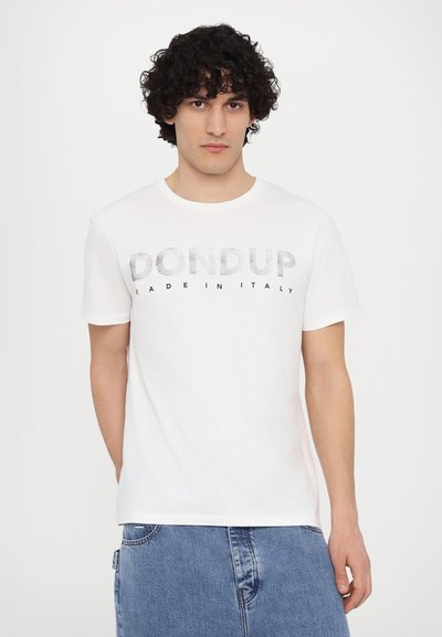 Bela bombažna majica z velikim grafičnim tiskom "DON DUP" v sivi barvi, z napisom "MADE IN ITALY" spodaj v manjšem črnem fontu. Preprost dizajn, okrogla izreza.