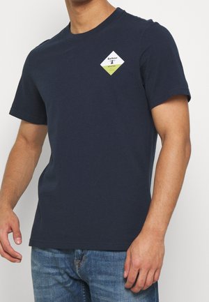 T-shirt blu navy a maniche corte realizzato in cotone, con toppa a forma di diamante verde e bianca nella zona sinistra del petto.