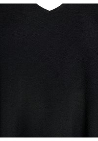 Čierny textured odev s dizajnom do V. Tkanina vyzerá mäkko a má mierne vyvýšený, vzorovaný povrch. Minimálne ozdoby.