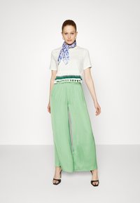 ONLY ONLFILIPPA LIFE TASSEL  - T-shirt estampada - cloud dancer