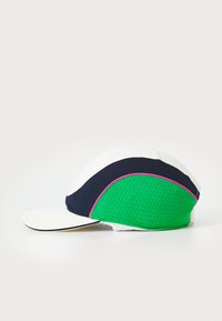 Boné multicolorido com aba branca, parte superior azul-marinho e painel texturizado verde com acabamento rosa. Projetado para conforto e estilo respirável.
