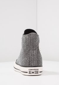 Graue High-Top-Sneaker mit Glitter und strukturiertem Finish, weißer Gummisohle und schwarzen Akzenten. Verfügt über ein Logo-Patch an der Außenseite.