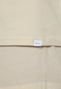 Les Deux ENCORE T-SHIRT - T-shirt estampada - oyster gray/dark sand
