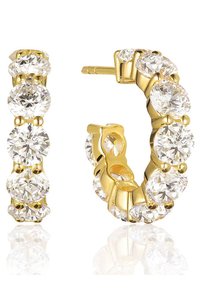 Orecchini a cerchio dorati bordati di strass rotondi e trasparenti, con una finitura lucida e un design con chiusura a cerniera per un facile indossamento.