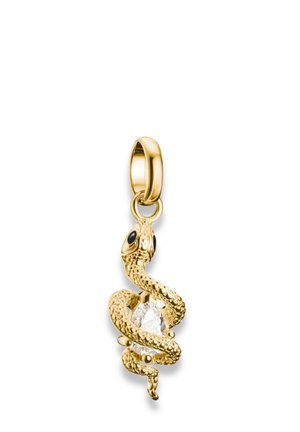 Pendente a forma di serpente in oro con un design testurizzato, dotato di una pietra preziosa trasparente a forma di pera al centro e di un occhio nero come accento.