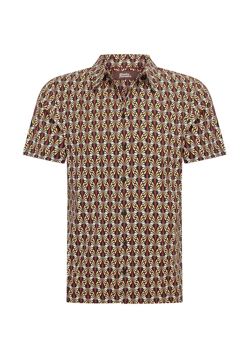 Camisa de manga corta hecha de una tela ligera, con un patrón de hojas multicolores sobre un fondo marrón oscuro. Con botones en la parte delantera y cuello clásico.