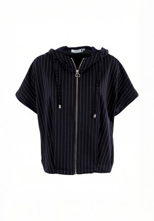 Chaqueta negra de manga corta con capucha, con rayas verticales blancas, cremallera frontal y capucha con cordón y puntas de metal.