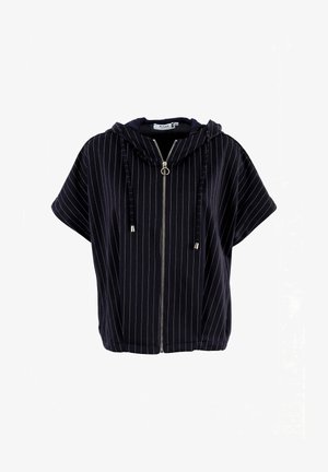 Giacca nera con cappuccio e maniche corte, caratterizzata da sottili righe verticali bianche, zip frontale e cappuccio con coulisse dalle estremità metalliche.