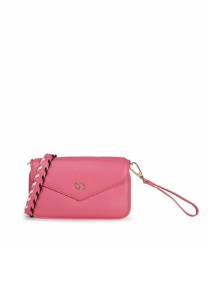 Sac bandoulière en cuir rose avec ferrures dorées, une bandoulière tressée et un rabat de style enveloppe. Texture lisse avec un design minimaliste.