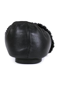 Zapato plano de cuero negro con un talón redondeado, detalle fruncido en el collar y suela flexible. La textura es suave con costuras visibles.