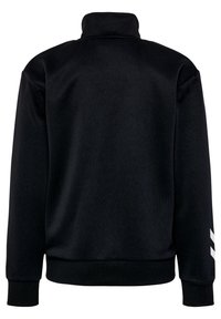 Sudadera de forro polar negro con cuello alto, puños y dobladillo acanalados. Presenta un acento gráfico blanco en la manga izquierda. Textura suave.