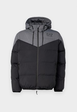 Giacca imbottita nera e grigia con cappuccio, dotata di chiusura con zip, due tasche laterali e un design a chevron contrastante sul petto.