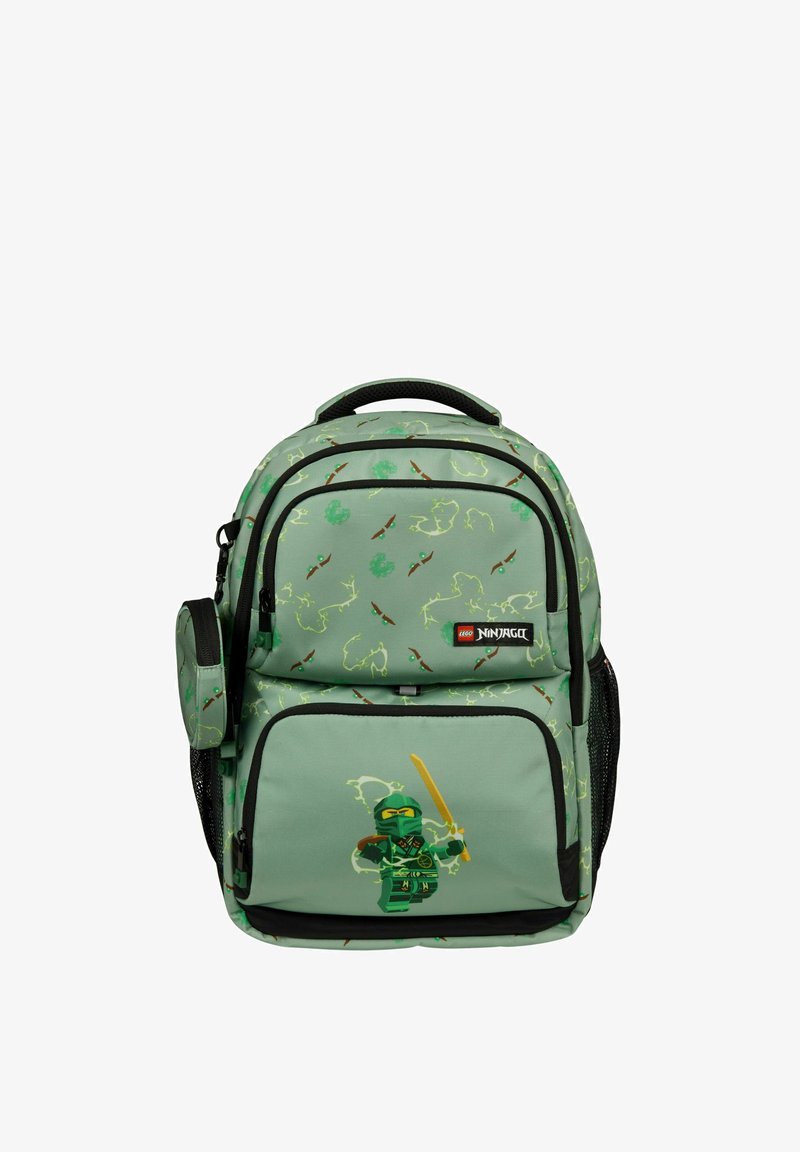 Groene LEGO Ninjago rugzak met ninja-minifiguur en zwaardafbeelding, meerdere vakken en een zwart gaas zijvak.