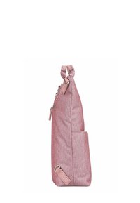 Sac en tissu rose à la forme structurée, fermeture éclair, poche latérale et étiquette en tissu avec une boucle en métal pour attache.