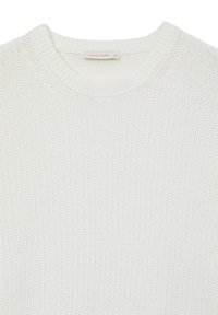 Maglione bianco lavorato a maglia con scollo rotondo, caratterizzato da un motivo testurizzato, polsini a costine e un'etichetta con la scritta "CALLIOPE" sul collo.