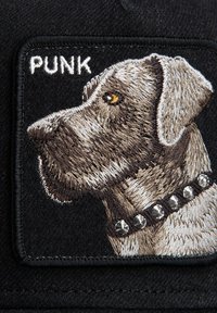 Perfil bordado de un perro marrón con un collar tachonado y la palabra "PUNK" encima, sobre un parche de tela negra.