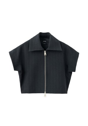 Chaqueta corta negra de manga corta con sutiles rayas finas y cremallera plateada frontal, con un cuello ancho.