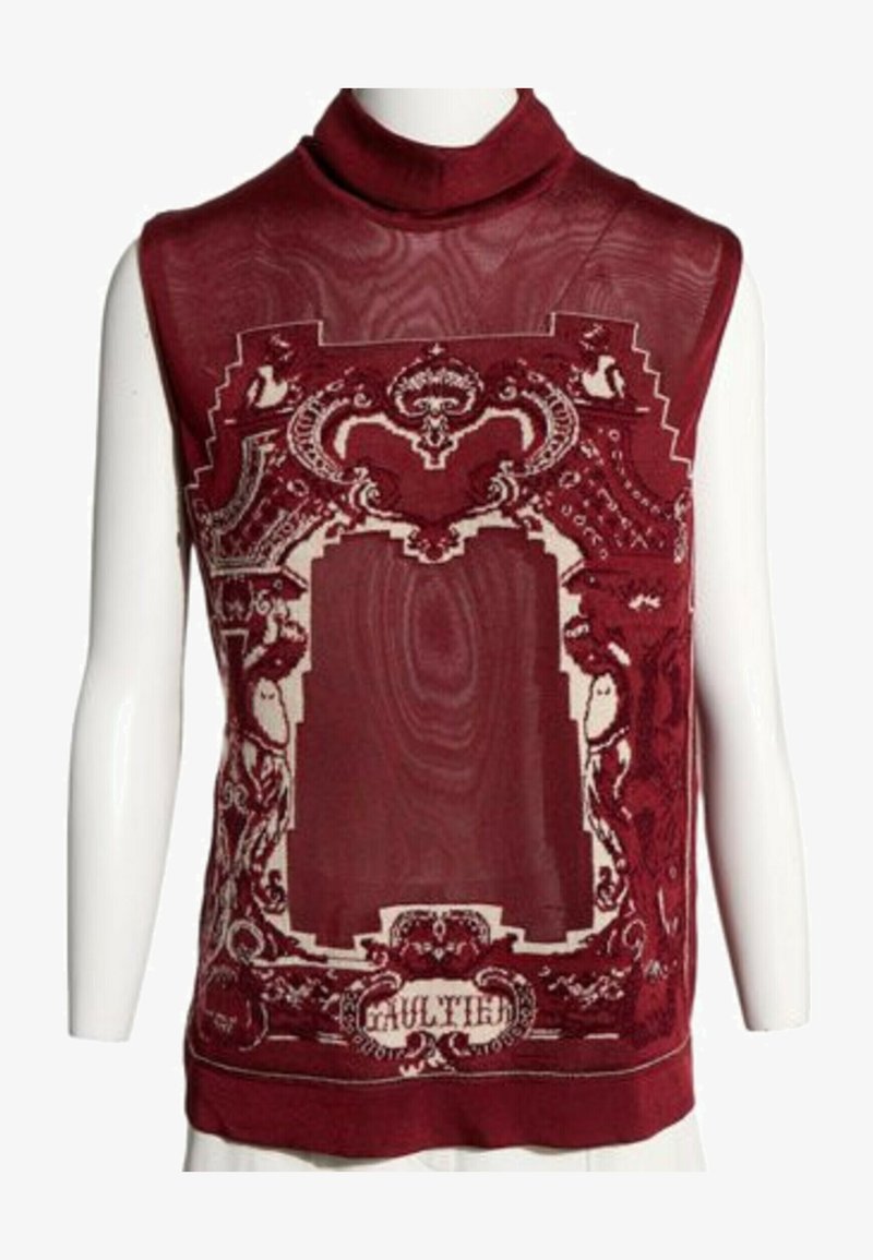 Haut sans manches à col roulé bordeaux avec tissu transparent et motif orné de style baroque beige et bordeaux à l’avant.