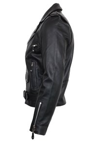 Černá kožená motocyklová bunda s přiléhavým střihem, kapsami na zip a zipem na rukávu. Má pásek a nášivky na ramenou.