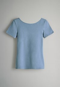 Helehall sinine lühikeste varrukatega T-särk, valmistatud siledast puuvillast, omab laia ümara kaelusega ja lõdva lõikega, korrektselt õmmeldud.