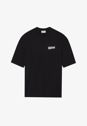 Črna majica s kratkimi rokavi iz bombaža. Ima grafični logotip v vijolični in zeleni barvi na levem prsnem delu. Ravnna kroja.