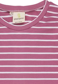 Gestreept T-shirt in mauve met witte horizontale strepen, gemaakt van zachte stof. Heeft een ronde halslijn en een merketiket aan de binnenkant.