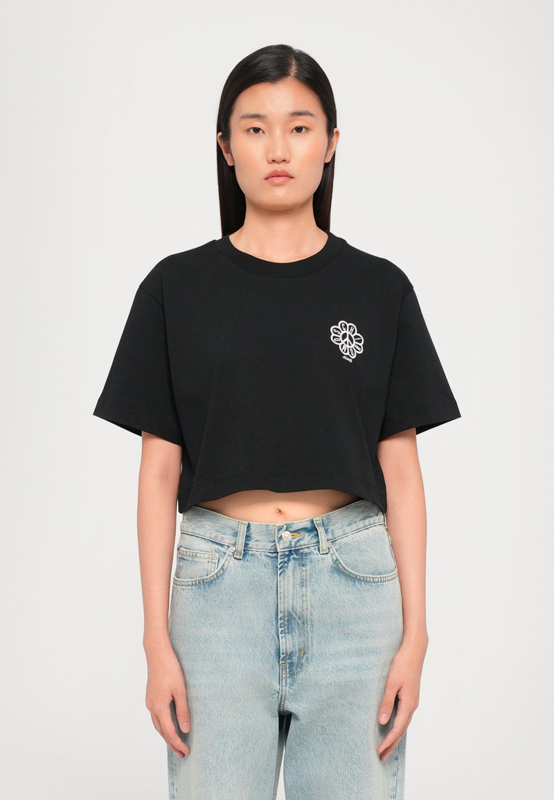 Μαύρο κο�ντομάνικο μπλουζάκι με στρογγυλή λαιμόκοψη και κοντά μανίκια, διακοσμημένο με λευκή κεντημένη ανθοφορία στο αριστερό στήθος.