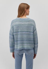 Blau-grün gestreifter, locker sitzender Strickpullover mit weitem Ausschnitt, der ein strukturiertes Muster aufweist und hinten cropped geschnitten ist.