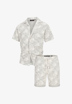 Korte mouwen shirt en korte broek set in lichtgrijs met een textuurpatroon. Het shirt heeft een kraag en knoopsluiting. Korte broek met trekkoord.
