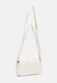 Biała skórzana torba na ramię o prostokątnym kształcie, płaskiej przedniej klapce i regulowanym pasku. Posiada złote okucia i gładką fakturę.