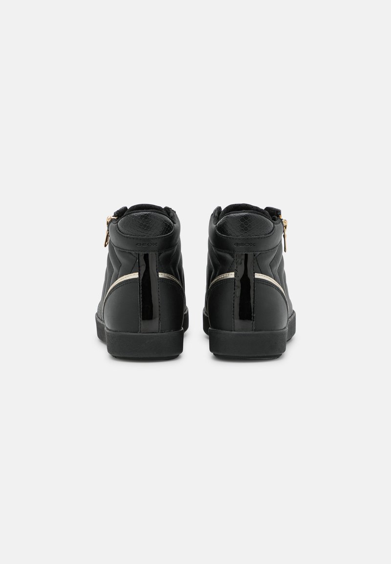 Bottines noires en cuir avec une finition lisse, présentant un accent brillant, des zips et une semelle en caoutchouc plate.