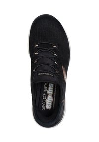 Scarpe slip-on nere Skechers con tomaia in tessuto testurizzato, lacci elastici e suola bianca leggera. Presenta accenti con il logo sul lato.