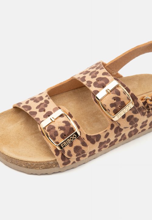 Sandal cu imprimeu leopard, dotat cu două bretele ajustabile, catarame de culoare aurie, talpă din plută și o textură moale asemănătoare cu suedia, în nuanțe de bej și maro.