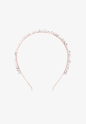 Fascia in oro rosa impreziosita da cristalli trasparenti di forma irregolare lungo il bordo anteriore; finitura in metallo liscia, aperta sul retro.
