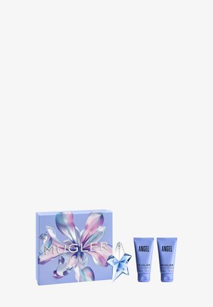 Geschenkset mit blauer Blumenbox, sternförmiger Parfümflasche und zwei blauen Tuben mit der Aufschrift Angel von Mugler, auf weißem Hintergrund dargestellt.