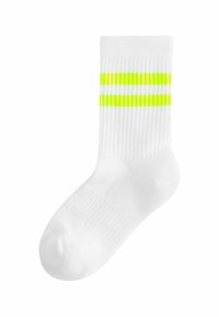 Calzino di cotone bianco con due strisce orizzontali gialle brillanti. Tessuto a costine e design di lunghezza media. Nessun marchio o logo visibile.