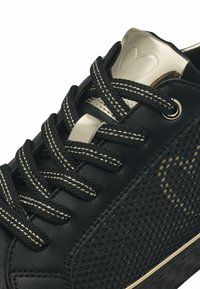 Baskets noires en cuir et mesh, avec des accents métalliques dorés, bout rond et lacets texturés avec un fil doré.