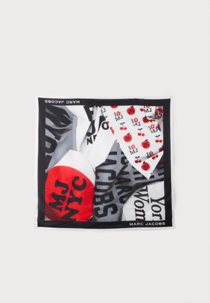Foulard carré en soie avec bordure noire, comportant un texte noir en gras, des cercles rouges avec "MJ NYC," et de petites cerises rouges sur fond blanc.
