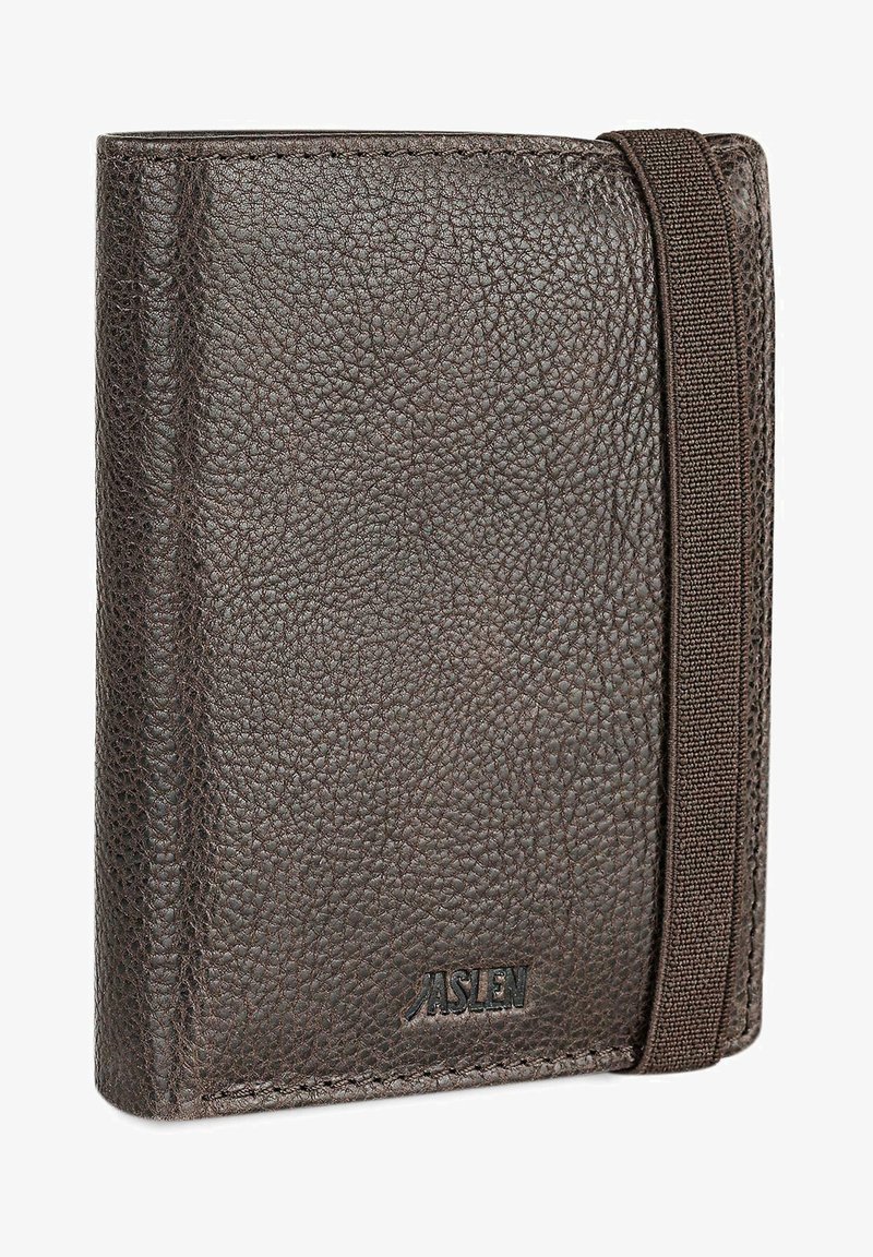 Billetera de cuero marrón texturizado con un cierre de banda elástica trenzada. Presenta un logo en relieve en la esquina inferior y bordes de costura impecables.