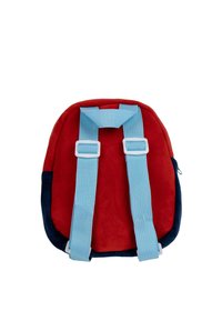 Rode pluche rugzak met blauwe accenten, voorzien van verstelbare lichtblauwe schouderbanden. Rondvormig met een ritsdetail aan de zijkant.