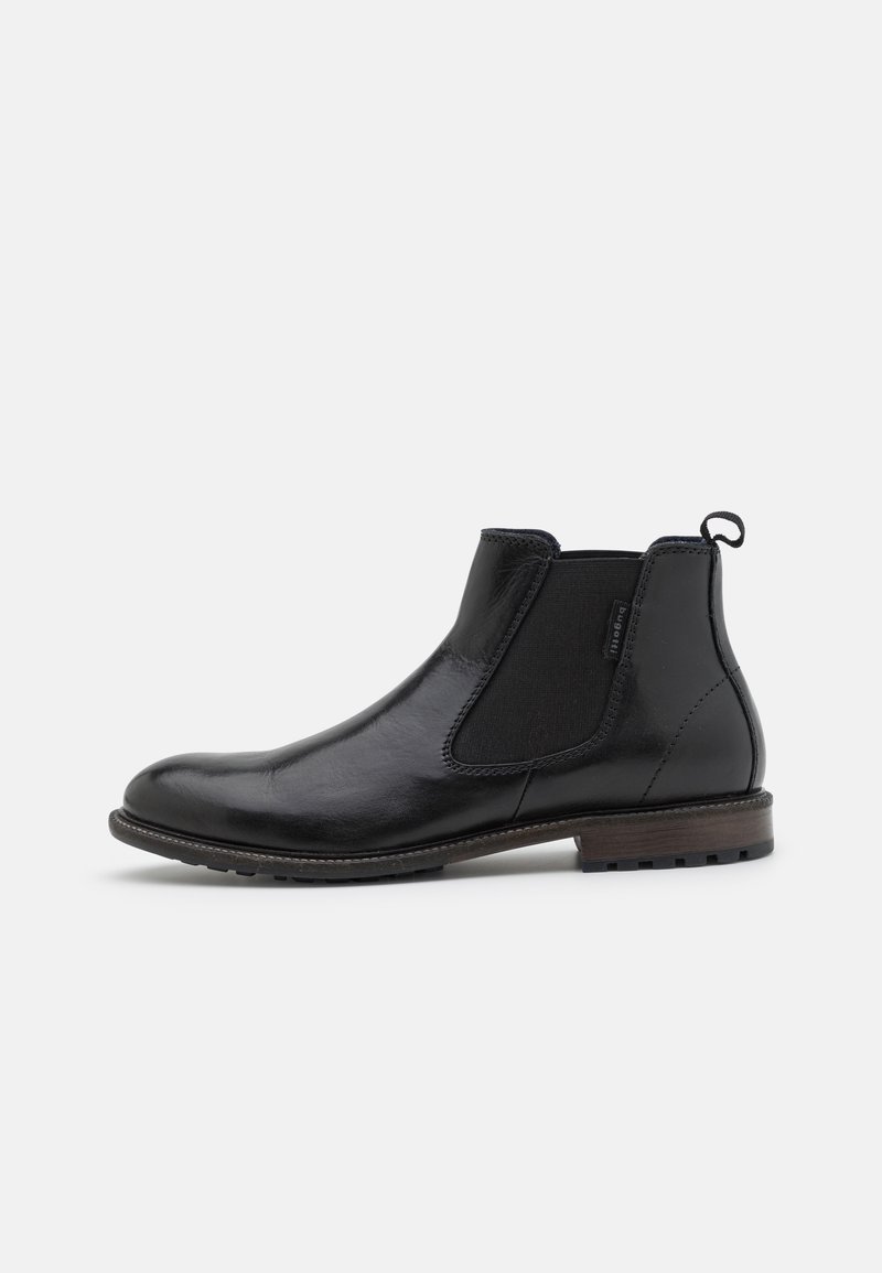 Bottines Chelsea en cuir noir avec des panneaux élastiques sur les côtés, une languette de tirage et une semelle en caoutchouc. Elles présentent une couture et une finition lisse.