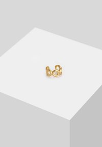 Anillo de oro con diseños circulares entrelazados. Textura lisa con acabado pulido, de forma de banda abierta.